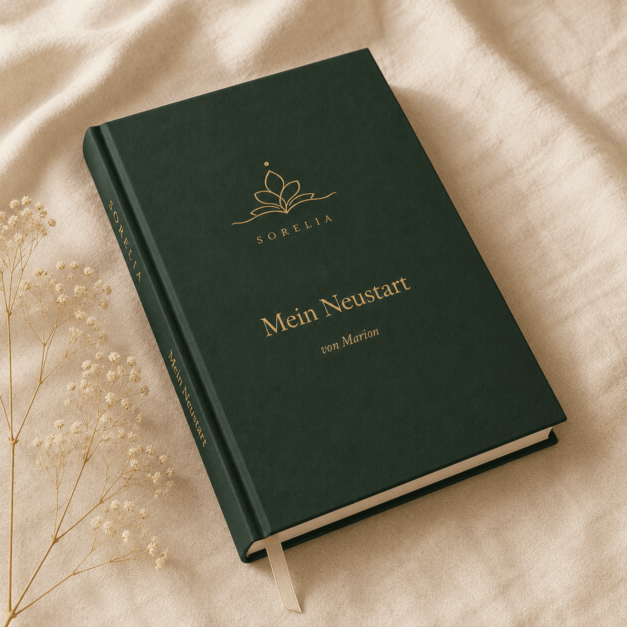 Ein grünes Sorelia-Buch mit Goldprägung auf hellem Leinen.